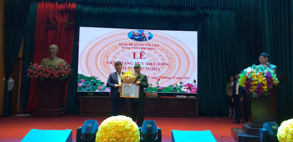 Trao Huy hiệu Đảng tặng các đảng viên tại xã Đại Đồng
