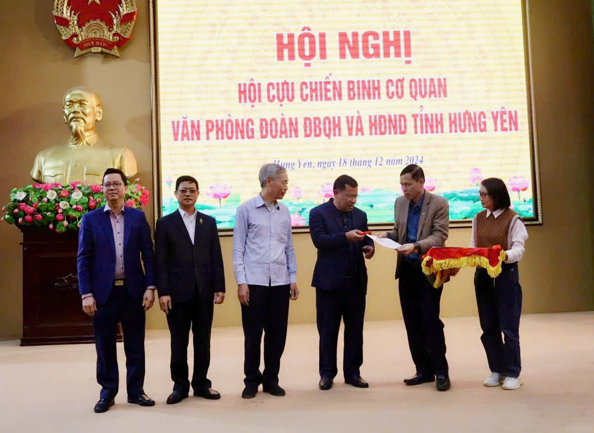Hội Cựu chiến binh Cơ quan Văn phòng Đoàn ĐBQH và HĐND tỉnh trao tặng Kỷ niệm chương của Ban Chấp hành Hội Cựu chiến binh Việt Nam cho hội viên