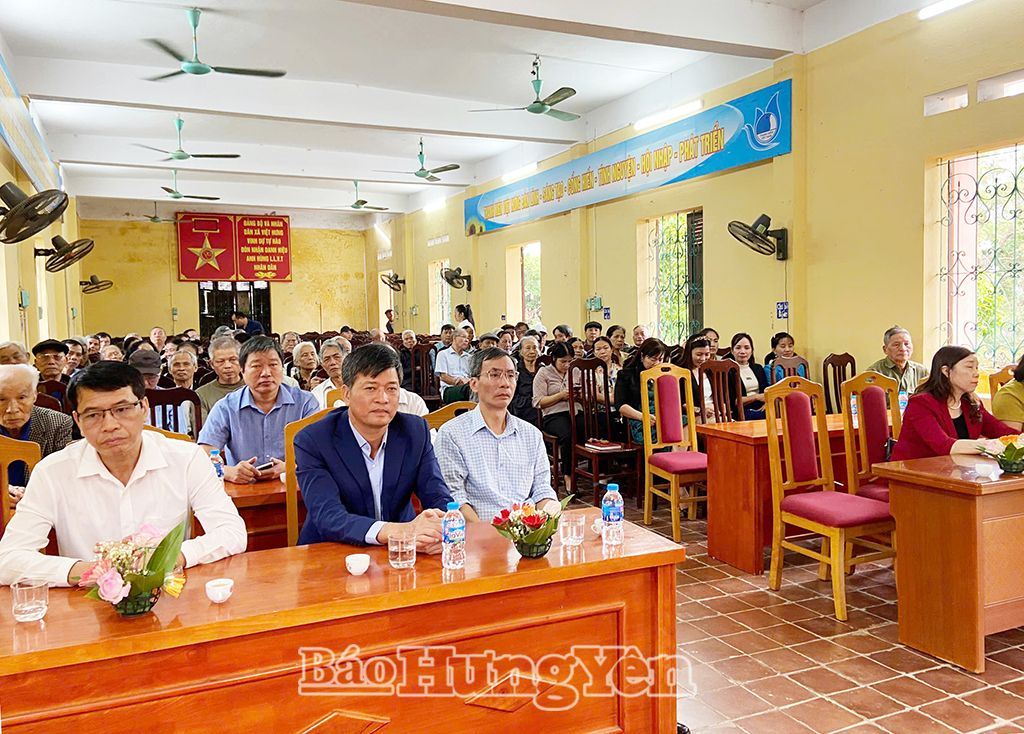 Trao Huy hiệu Đảng đợt 7/11 tặng các đảng viên ở huyện Văn Lâm
