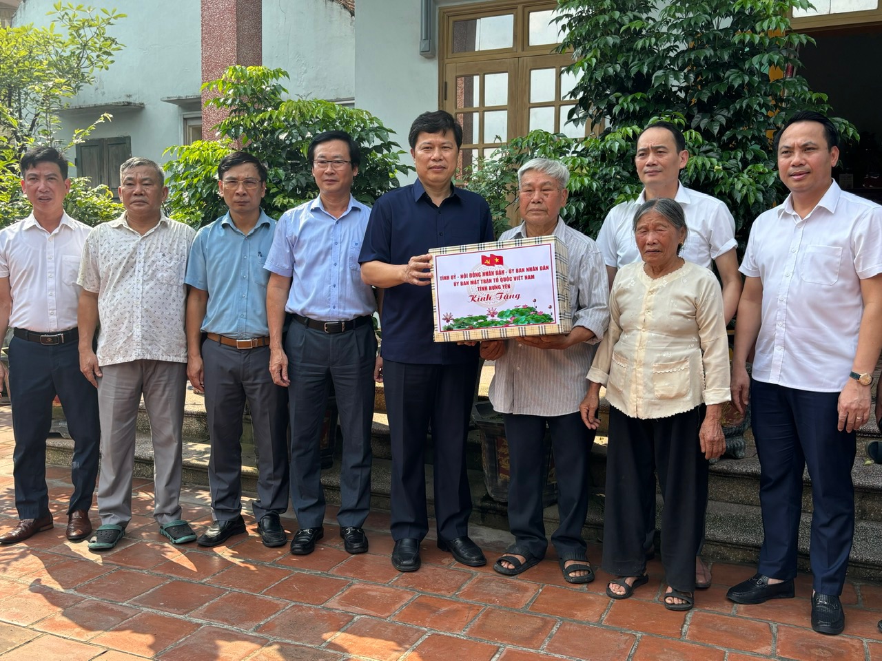 Chủ tịch HĐND tỉnh đi thăm, tặng quà người có công, gia đình liệt sĩ tại huyện Văn Lâm