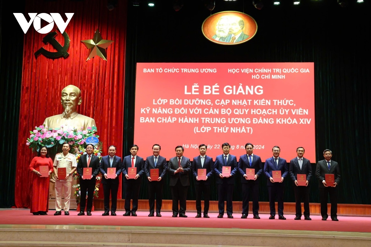 Bế giảng lớp bồi dưỡng, cập nhật kiến thức cho cán bộ quy hoạch TW khóa XIV