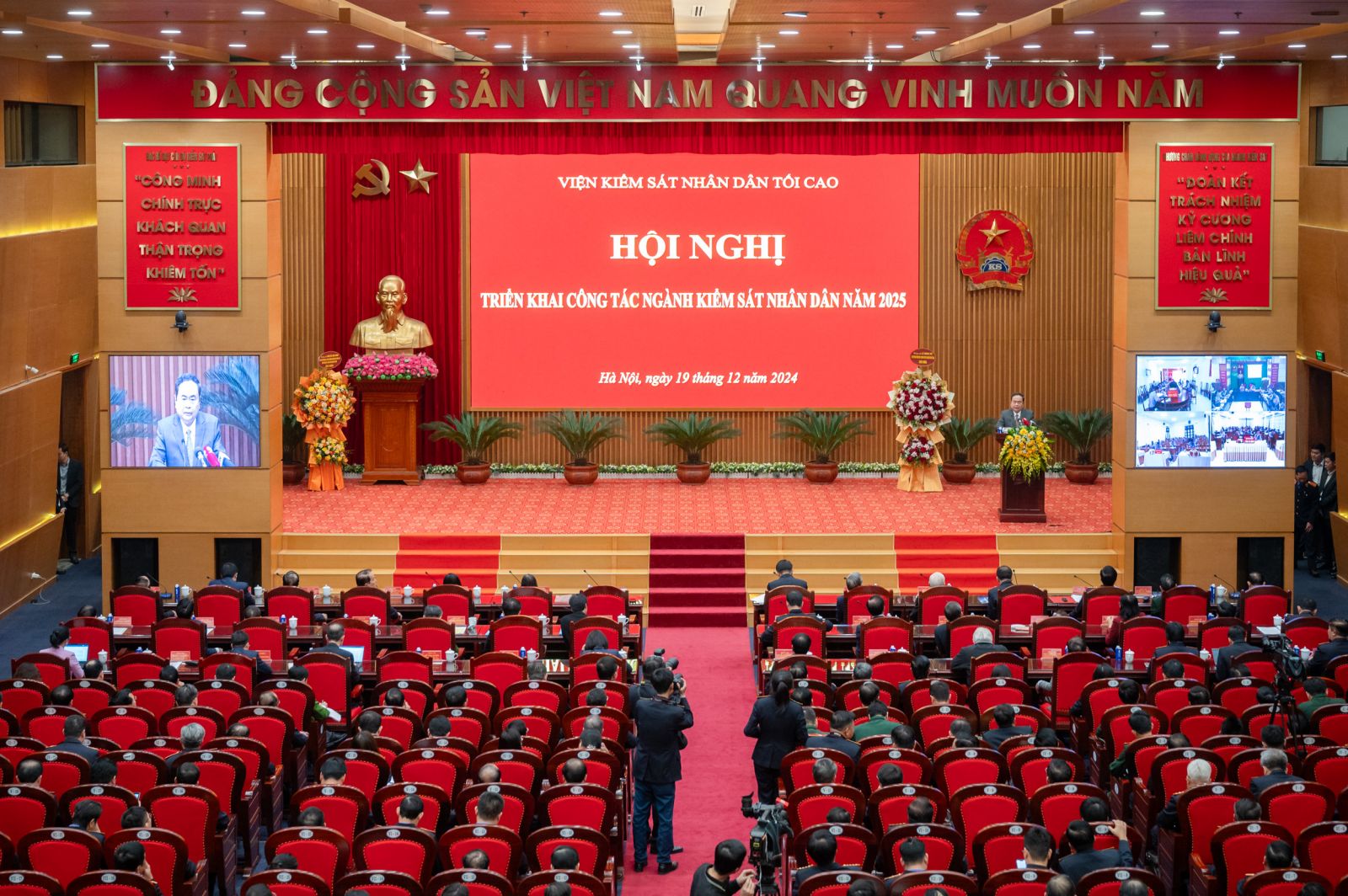 Chủ tịch Quốc hội Trần Thanh Mẫn: Phát huy hơn nữa vai trò, trách nhiệm của ngành Kiểm sát trong công tác đấu tranh phòng, chống tội phạm