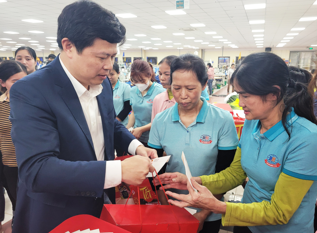 Đồng chí Phó Bí thư Thường trực Tỉnh ủy, Chủ tịch HĐND tỉnh Trần Quốc Toản tặng quà Tết công nhân, người lao động