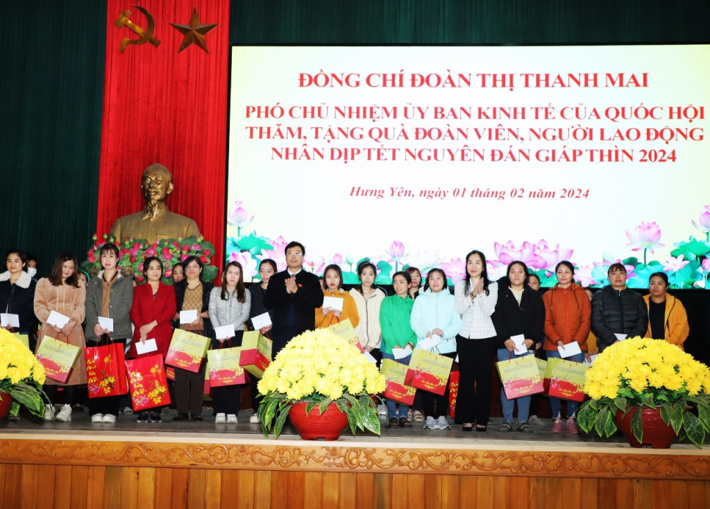 Đoàn ĐBQH tỉnh phối hợp với Liên đoàn Lao động tỉnh, huyện Tiên Lữ, Hội Liên hiệp phụ nữ tỉnh, Hội Nữ doanh nhân Hưng Yên tặng quà cho người lao động, phụ nữ nghèo, trẻ em mồ côi có hoàn cảnh khó khăn.