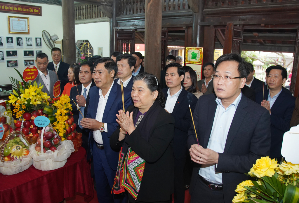 Dâng hương tưởng niệm 80 năm ngày hy sinh của đồng chí Tô Hiệu
