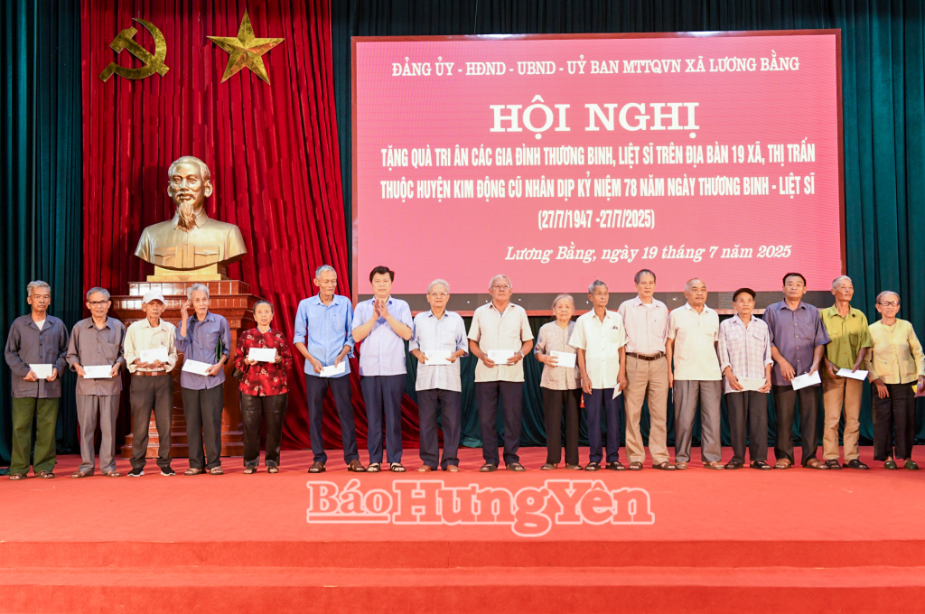 Đồng chí Trần Quốc Toản, Phó Bí thư Thường trực Tỉnh uỷ tặng quà, tri ân các gia đình thương binh, liệt sỹ