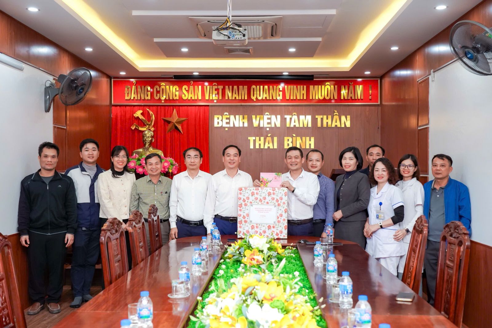 Đoàn ĐBQH và HĐND tỉnh thăm, tặng quà tại Trung tâm Bảo trợ xã hội Thái Bình và Bệnh viện Sức khoẻ tâm thần Thái Bình nhân dịp Tết Nguyên đán Bính Ngọ