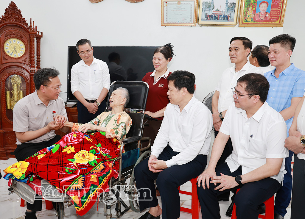 Đồng chí Tổng Kiểm toán Nhà nước, Trưởng đoàn đại biểu Quốc hội tỉnh và đồng chí Phó Bí thư Thường trực Tỉnh ủy, Chủ tịch Ủy ban MTTQ Việt Nam tỉnh thăm, tặng quà người có công với cách mạng tại xã Đại Đồng