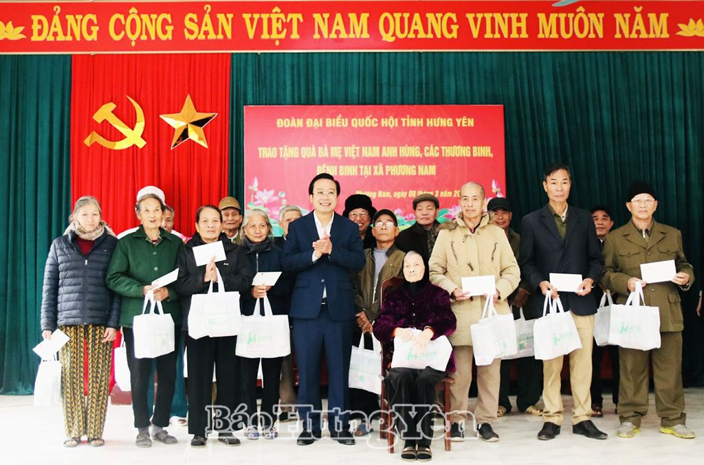 Đoàn đại biểu Quốc hội tỉnh trao quà tặng Bà mẹ Việt Nam Anh hùng, thương binh, bệnh binh tại thành phố Hưng Yên và huyện Tiên Lữ
