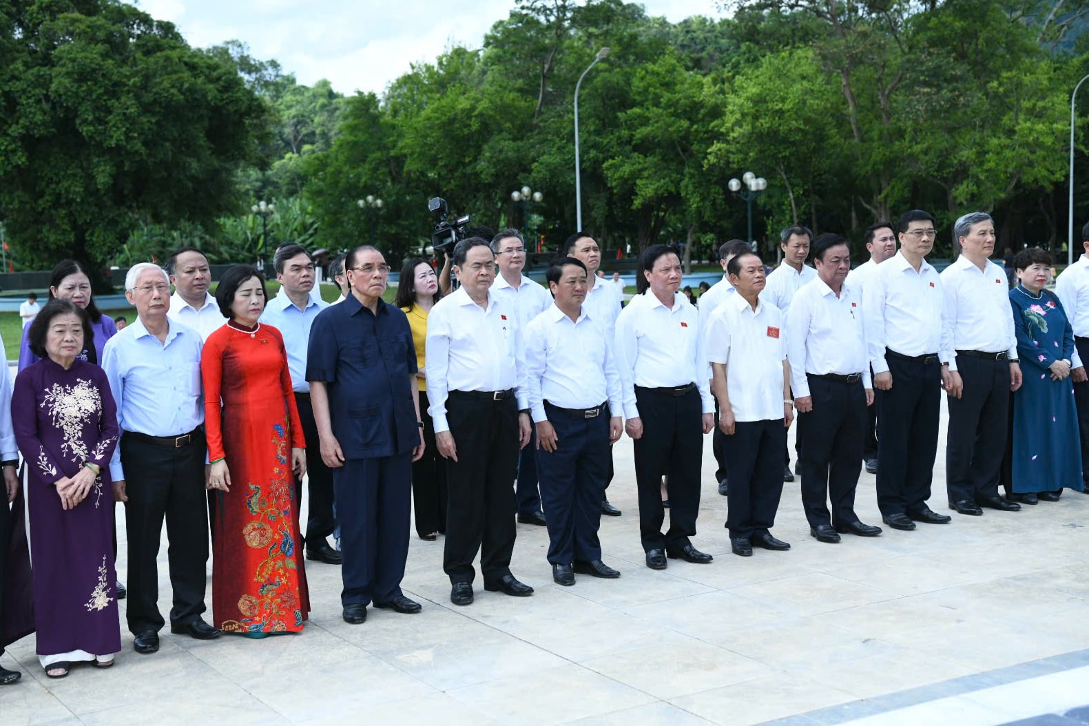 Chủ tịch Quốc hội Trần Thanh Mẫn dâng hương tưởng nhớ Chủ tịch Hồ Chí Minh và các vị tiền bối cách mạng tại Tuyên Quang