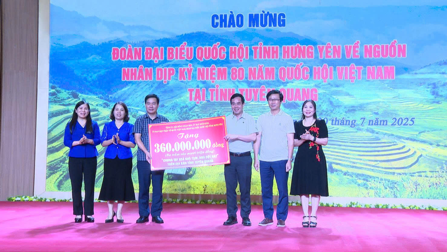 Đoàn ĐBQH tỉnh trao tặng kinh phí hỗ trợ xoá nhà tạm, nhà ở dột nát cho tỉnh Tuyên Quang trong hành trình “Về nguồn”