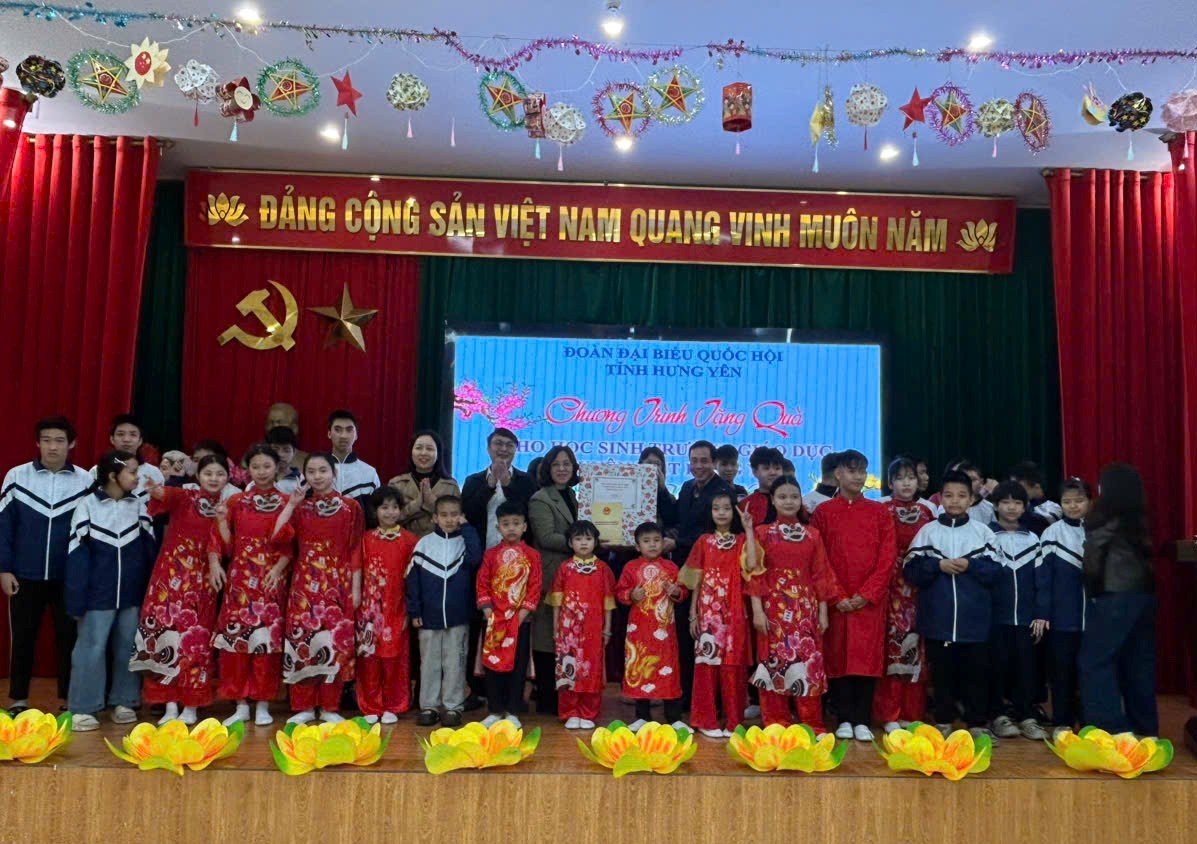 Đồng chí Phó Trưởng Đoàn chuyên trách Đoàn ĐBQH tỉnh thăm, tặng quà Tết tại Trường giáo dục chuyên biệt và Trung tâm Bảo trợ xã hội tổng hợp tỉnh Hưng Yên
