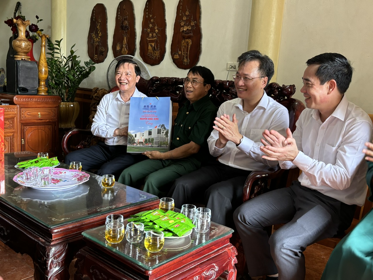 Đồng chí Phó Chủ tịch Quốc hội và đồng chí Bí thư Tỉnh ủy dâng hương  tại đền thờ liệt sỹ phường Trần Hưng Đạo, đền thờ Bác Hồ phường Trà Lý