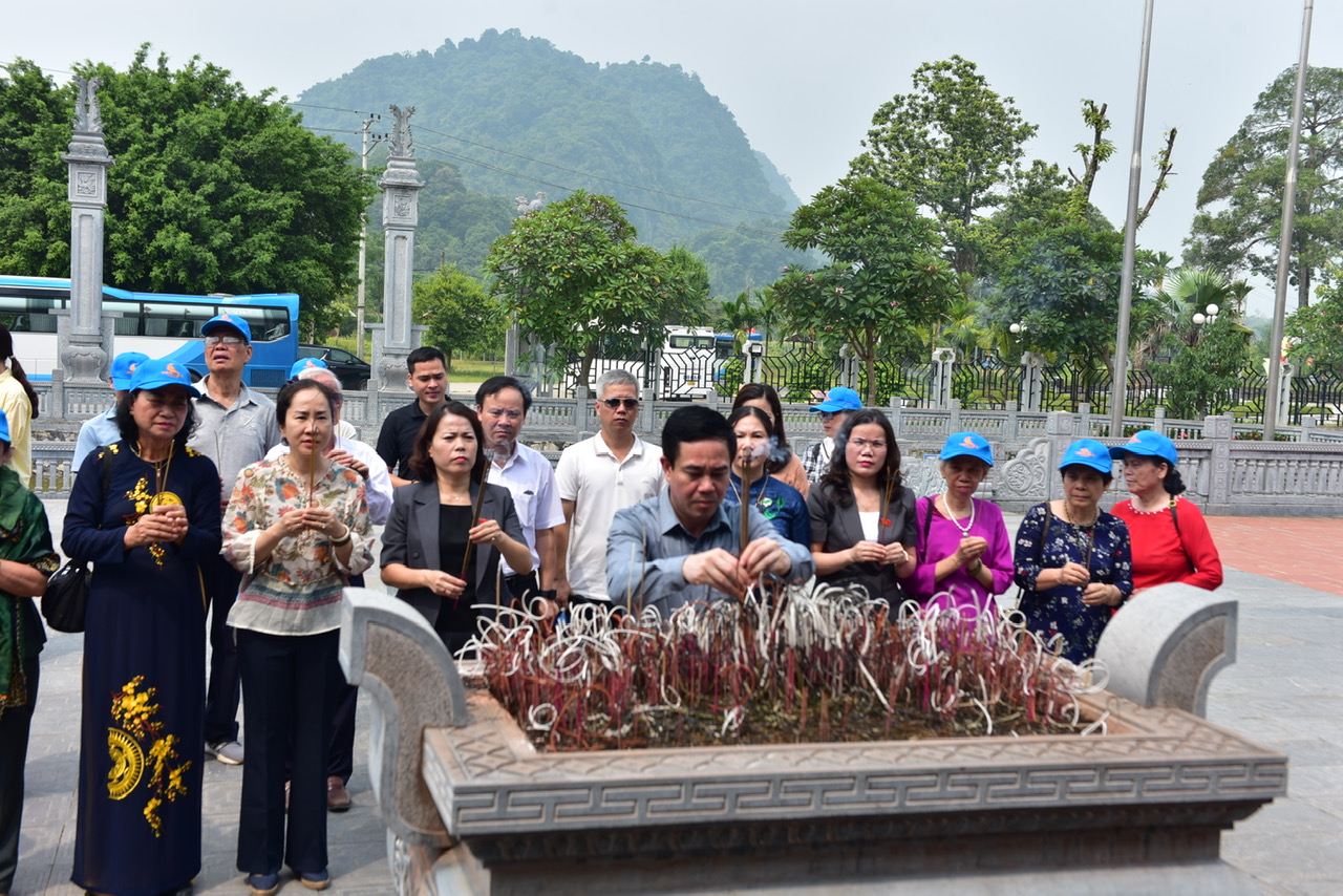 Đoàn đại biểu Quốc hội tỉnh Hưng Yên tổ chức hành trình “Về nguồn” tại tỉnh Tuyên Quang