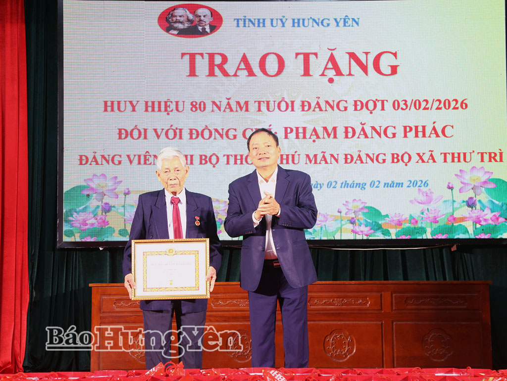 Đồng chí Chủ tịch HĐND tỉnh Trần Quốc Văn trao Huy hiệu Đảng và tặng quà Tết cho người nghèo tại xã Thư Trì