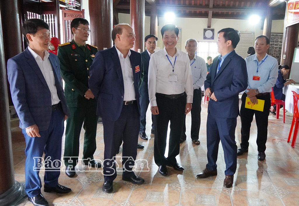 Đồng chí Phó Chủ tịch HĐND tỉnh Đặng Thanh Giang kiểm tra công tác bầu cử tại một số địa phương