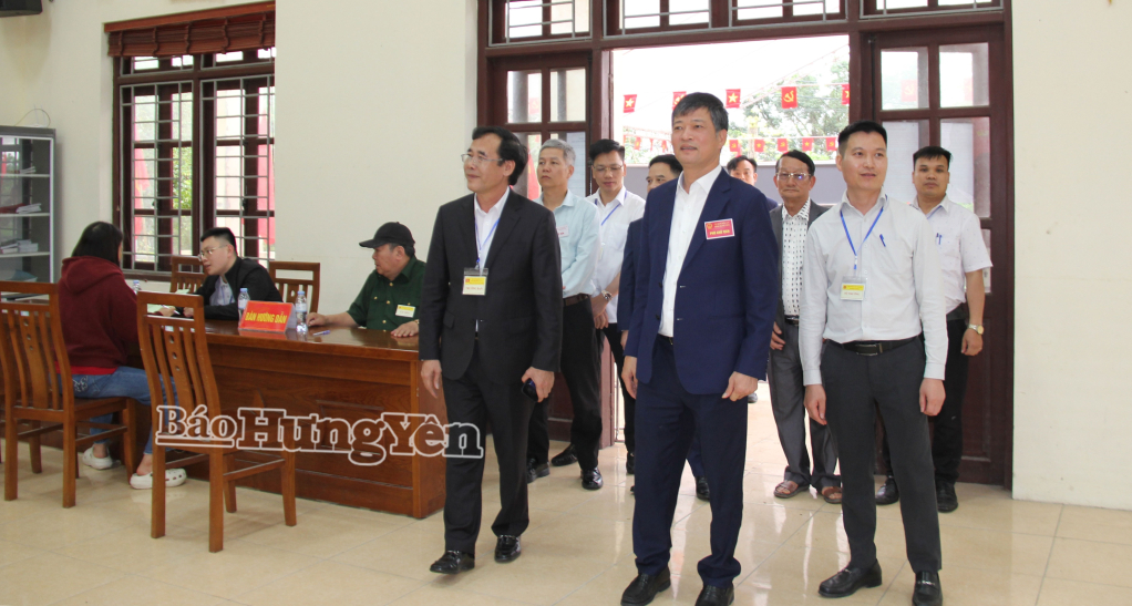 Đồng chí Phó Chủ tịch Thường trực Hội đồng nhân dân tỉnh Lê Xuân Tiến kiểm tra công tác bầu cử.