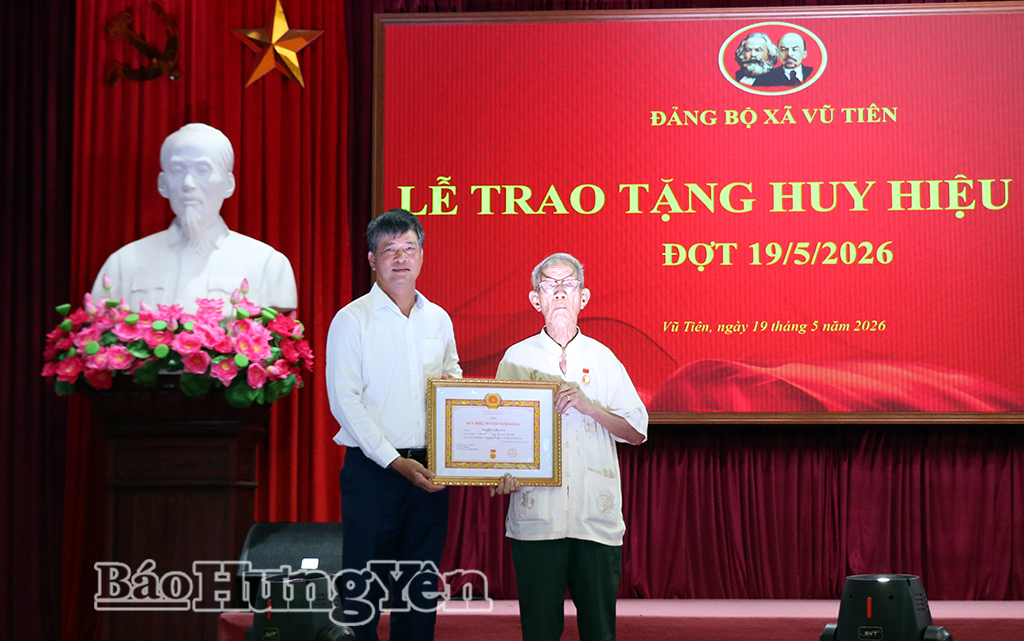 Đồng chí Phó Chủ tịch Thường trực HĐND tỉnh Lê Xuân Tiến trao Huy hiệu Đảng tại xã Vũ Tiên