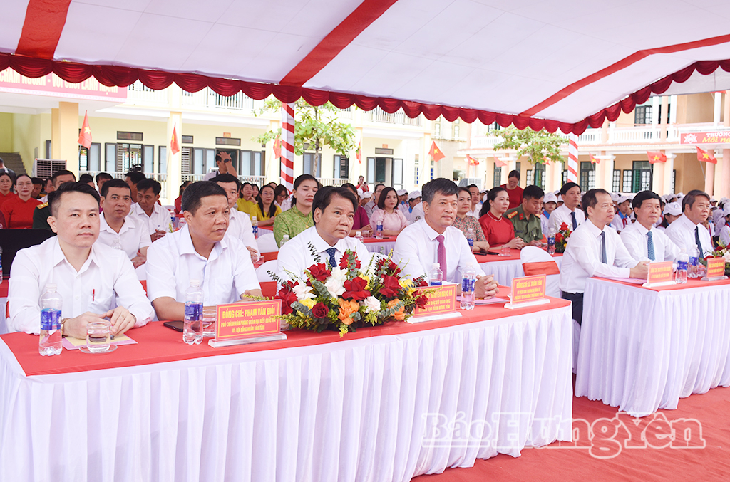 Đồng chí Phó Chủ tịch Thường trực HĐND tỉnh Lê Xuân Tiến dự lễ khai giảng tại Trường THCS Quỳnh Phụ