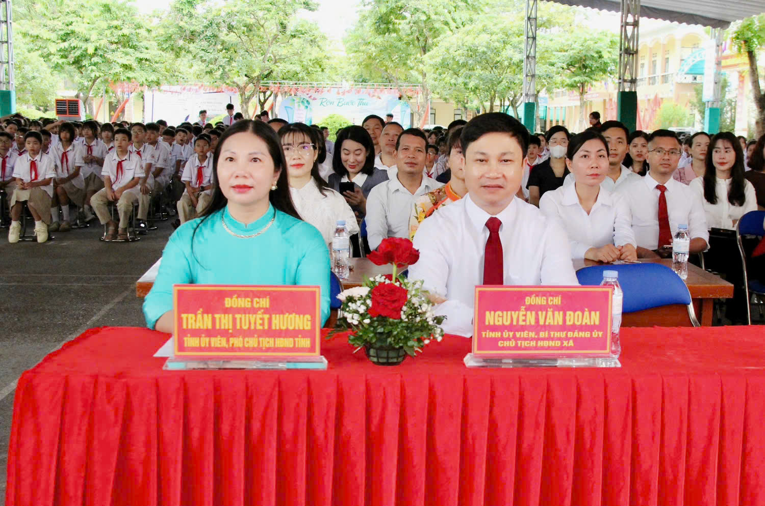 Đồng chí Trần Thị Tuyết Hương, Tỉnh ủy viên, Phó Chủ tịch HĐND tỉnh dự Lễ khai giảng năm học 2026-2027 tại Trường THCS Đoàn Thị Điểm  (xã Yên Mỹ)