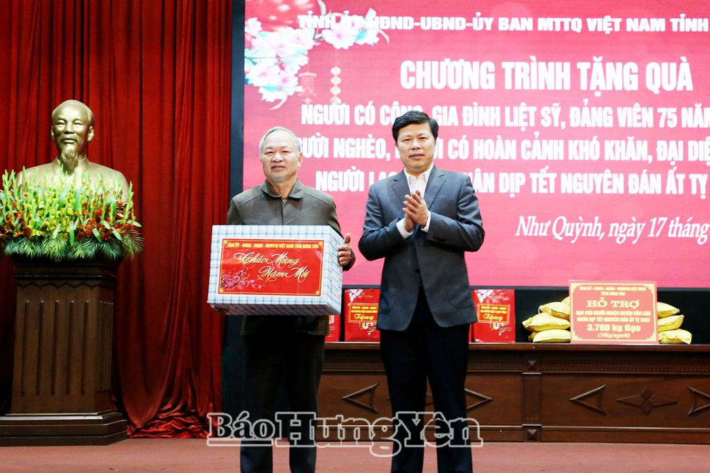 Đồng chí Phó Bí thư Thường trực Tỉnh ủy, Chủ tịch HĐND tỉnh Trần Quốc Toản thăm, tặng quà Tết tại huyện Văn Lâm