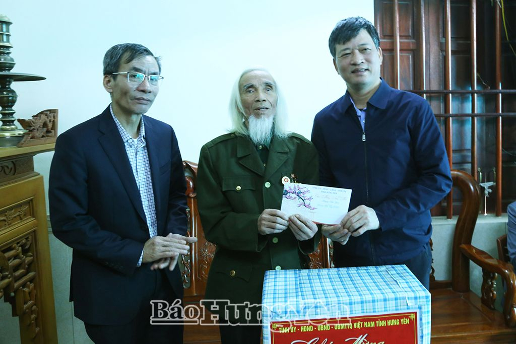 Phó Chủ tịch Thường trực HĐND tỉnh Lê Xuân Tiến thăm, tặng quà Tết tại huyện Văn Lâm