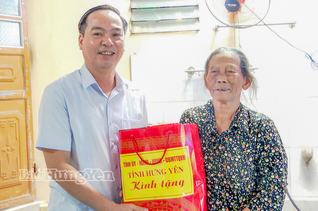 Đồng chí Phó Chủ tịch HĐND tỉnh Vũ Ngọc Trì thăm, tặng quà người có công tại xã Vạn Xuân