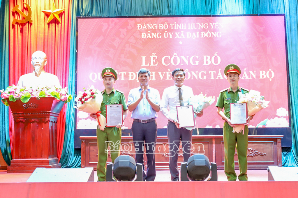 Đồng chí Phó Chủ tịch Thường trực HĐND tỉnh trao quyết định về công tác cán bộ tại xã Đại Đồng