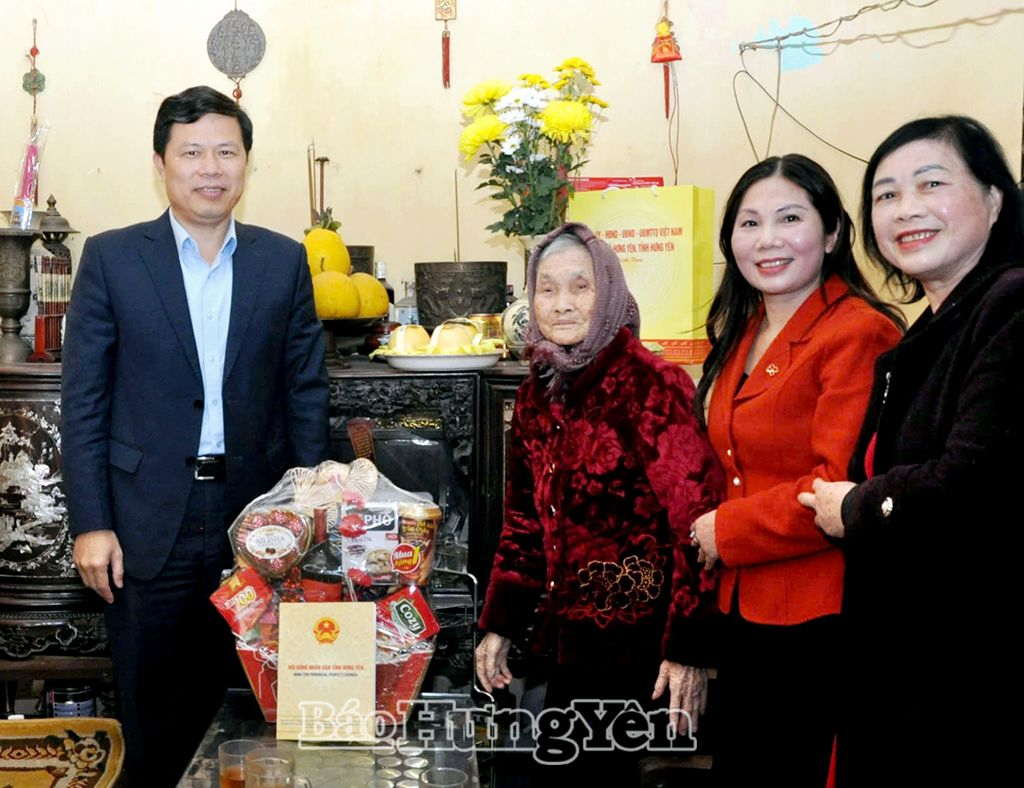 Đồng chí Phó Bí thư Thường trực Tỉnh uỷ, Chủ tịch HĐND tỉnh Trần Quốc Toản thăm, tặng quà Bà mẹ Việt Nam Anh hùng tại Thành phố Hưng Yên