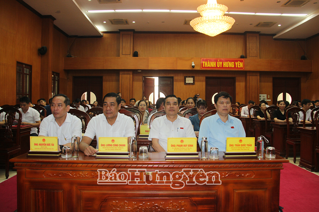 Phó Bí thư Thường trực Tỉnh uỷ, Chủ tịch HĐND tỉnh Trần Quốc Toản và đại biểu HĐND tỉnh tiếp xúc cử tri thành phố Hưng Yên