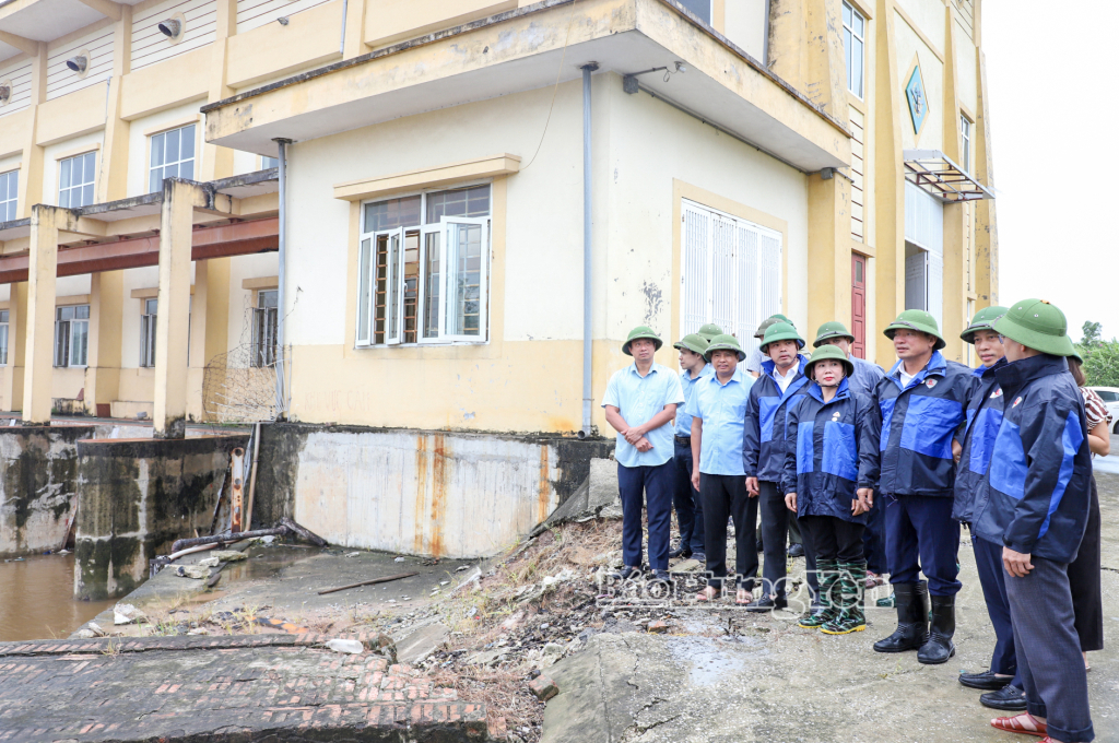 Đồng chí Trần Quốc Văn, Phó Bí thư Tỉnh uỷ, Chủ tịch HĐND tỉnh kiểm tra, chỉ đạo công tác phòng, chống bão số 3
