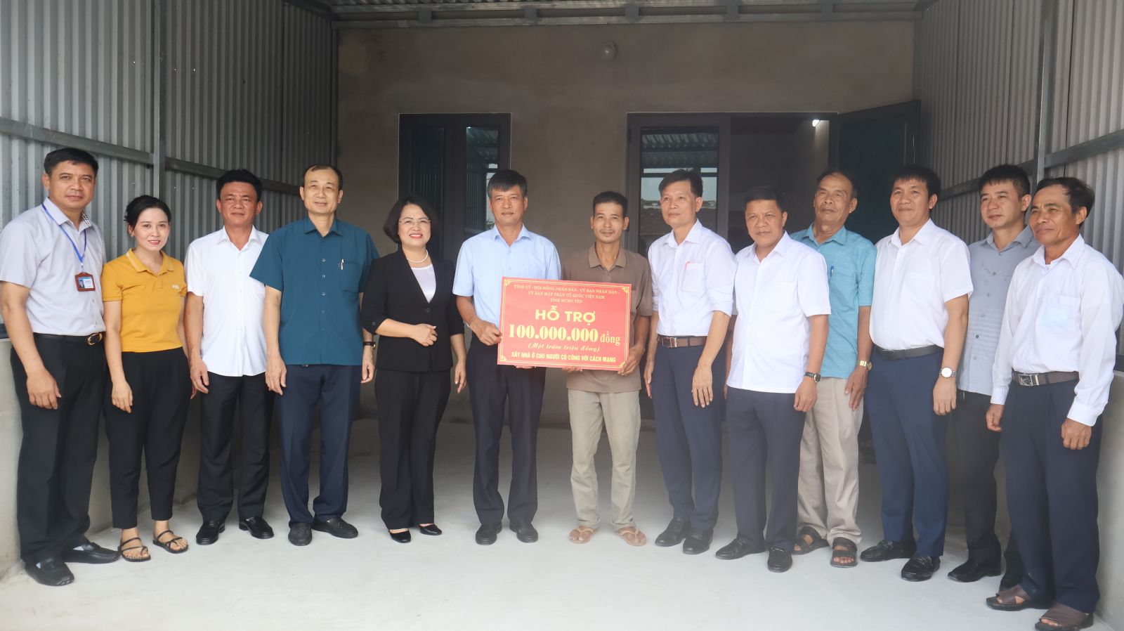 Đồng chí Lê Xuân Tiến, Ủy viên Ban thường vụ Tỉnh ủy, Phó Chủ tịch Thường trực HĐND tỉnh thăm, tặng quà và trao biểu trưng kinh phí 100 triệu đồng từ “Chương trình xóa nhà tạm, nhà dột nát trên địa bàn tỉnh Hưng Yên năm 2025” hỗ trợ gia đình người có công tại phường Thượng Hồng