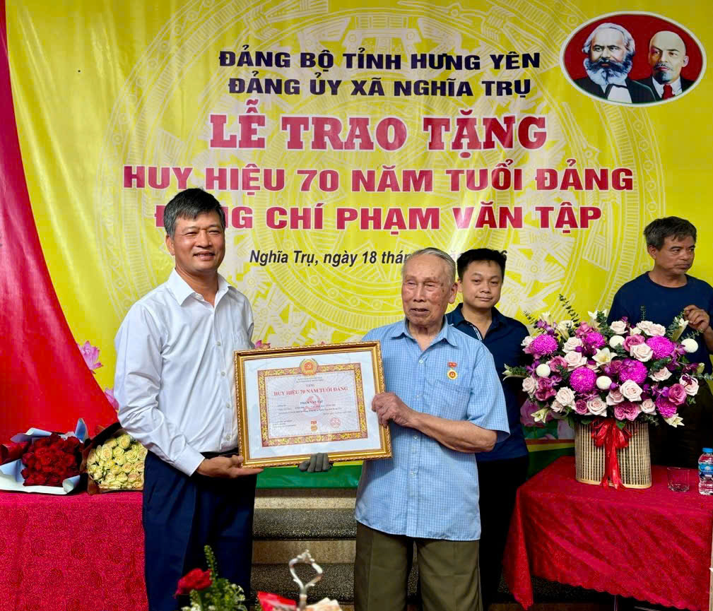 Đồng chí Lê Xuân Tiến, Ủy viên Ban Thường vụ Tỉnh ủy, Phó Chủ tịch Thường trực HĐND tỉnh trao Huy hiệu 70 năm tuổi Đảng tặng đảng viên ở xã Nghĩa Trụ