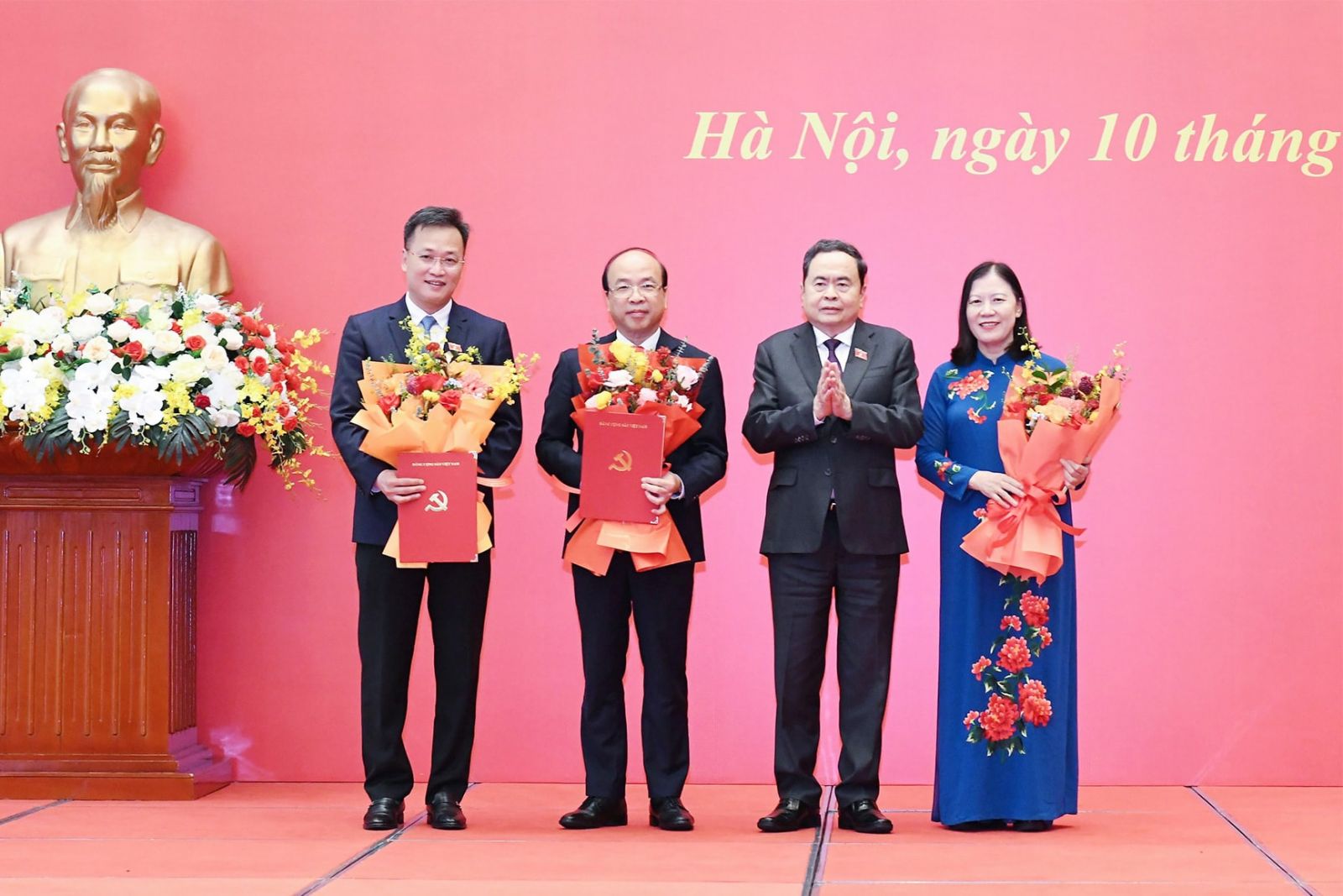 Bí thư Đảng ủy Quốc hội Trần Thanh Mẫn trao quyết định chỉ định Bí thư Đảng ủy các tổ chức Đảng trực thuộc Đảng bộ Quốc hội