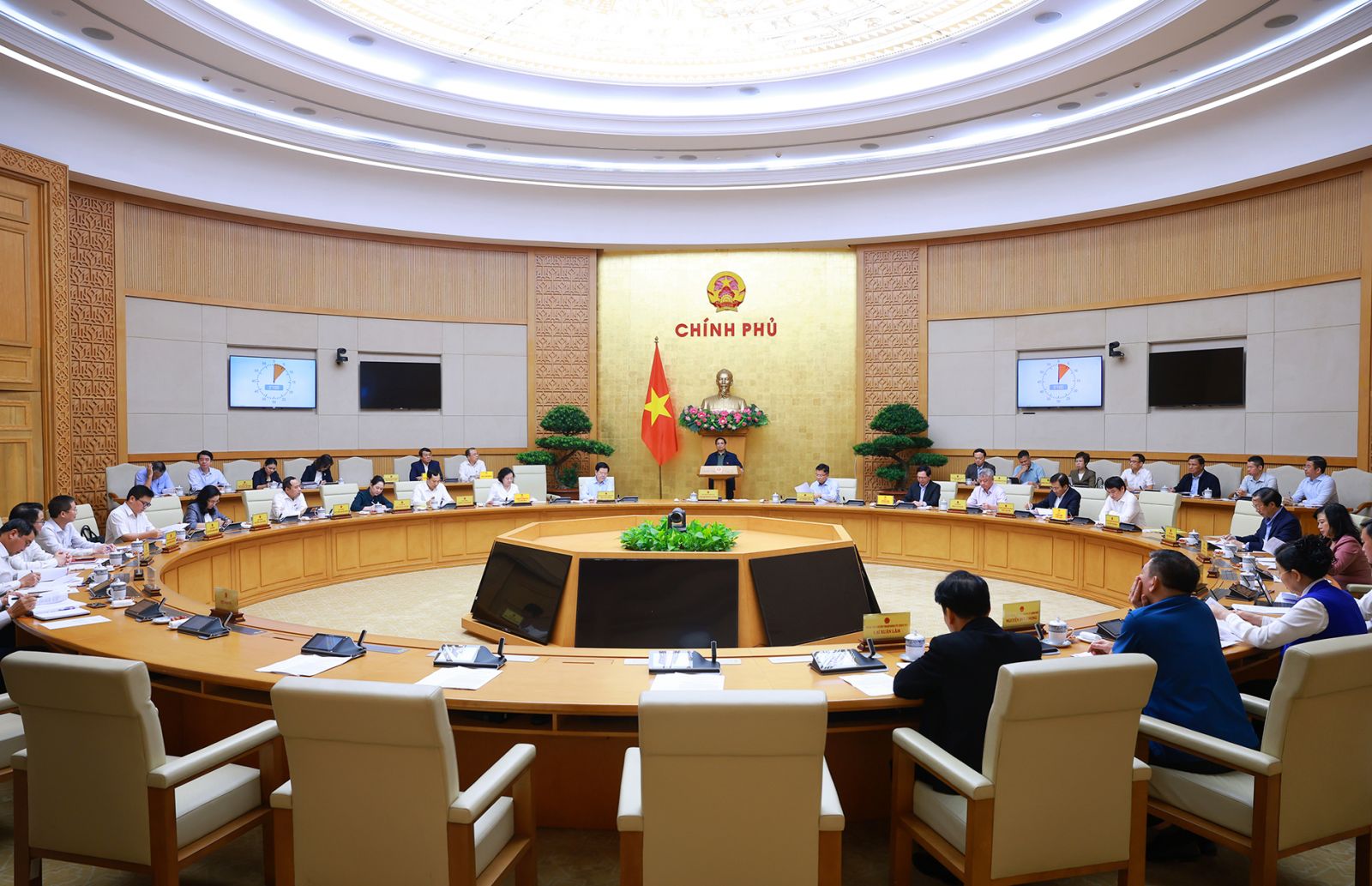 Thủ tướng: Đến cuối năm 2025 phải cơ bản giải quyết xong các vướng mắc trong vận hành chính quyền địa phương 2 cấp