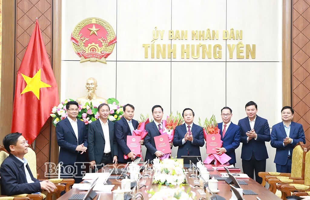 UBND tỉnh: Công bố quyết định điều động, bổ nhiệm cán bộ