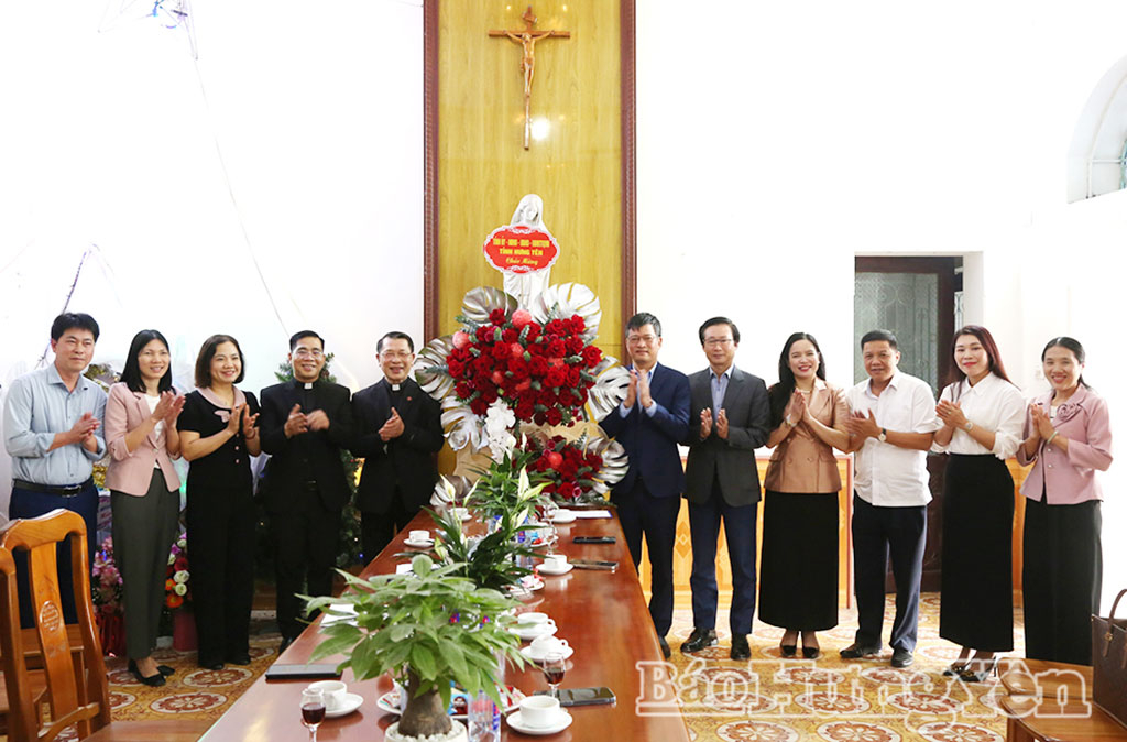 Đồng chí Phó Chủ tịch Thường trực HĐND tỉnh thăm, chúc mừng các chức sắc và đồng bào Công giáo tại Giáo xứ Thân Thượng nhân dịp lễ Giáng sinh