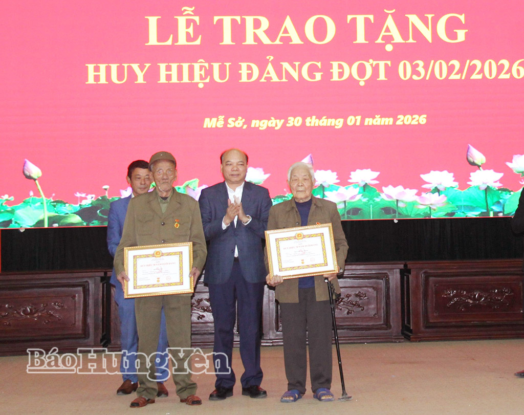 Trao Huy hiệu Đảng tặng các đảng viên (3/2/1930 - 3/2/2026)