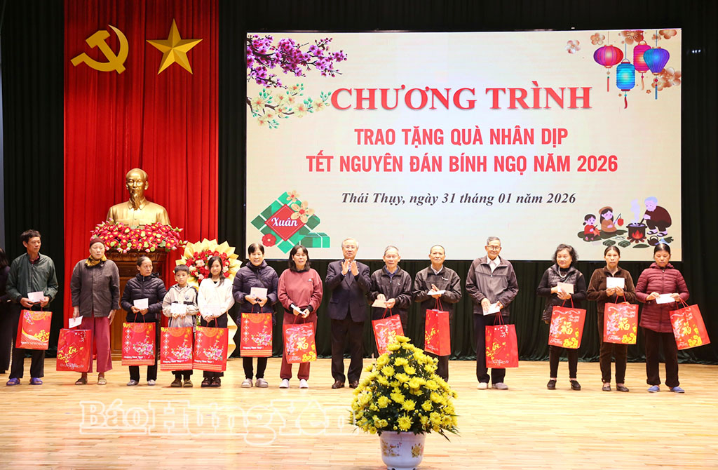 Nguyên Thường trực Ban Bí thư Trần Quốc Vượng thăm, tặng quà tại các xã Thái Thụy, Tiền Hải và Hưng Phú