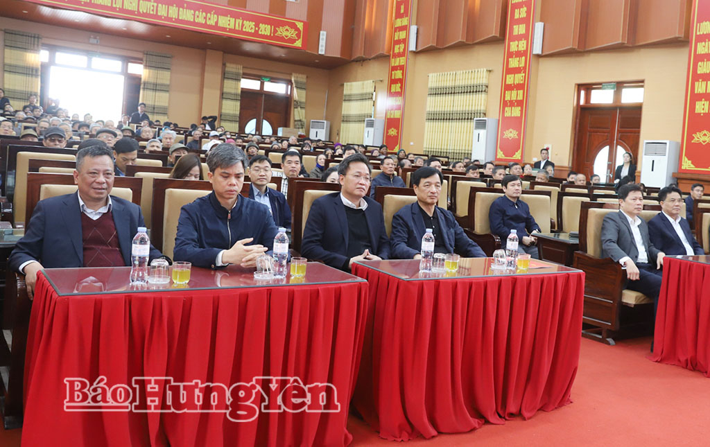 Đồng chí Bí thư Thành ủy Hà Nội Nguyễn Duy Ngọc trao tặng quà Tết tại xã Lương Bằng
