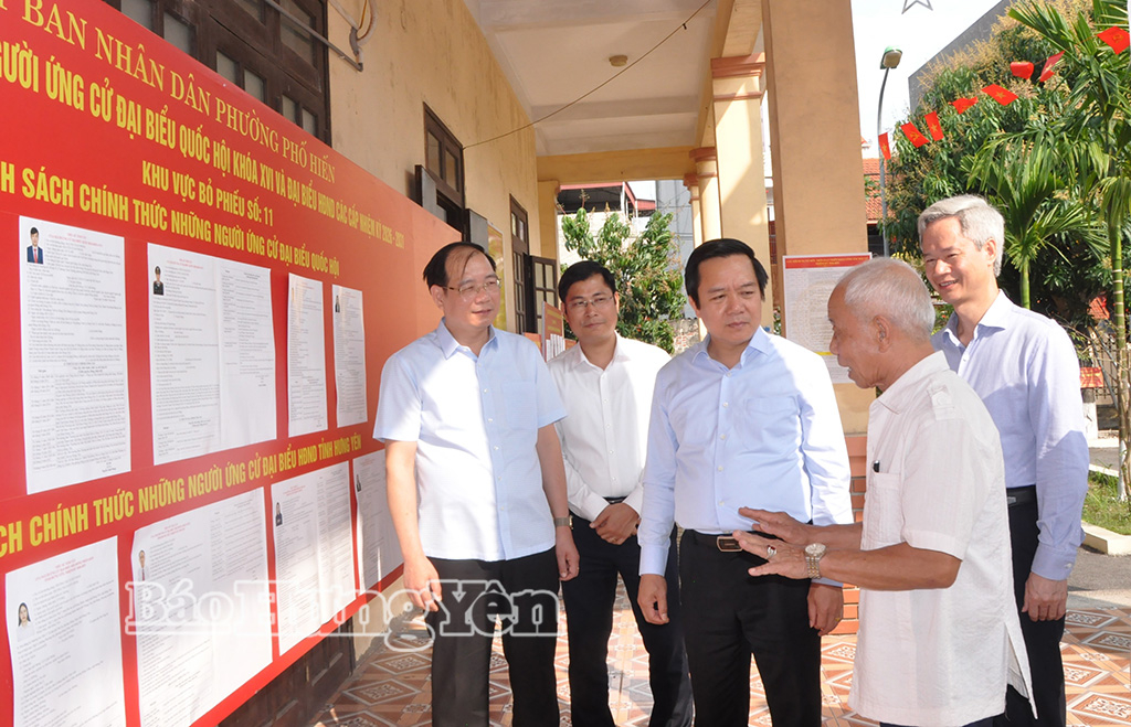 Đồng chí Chủ tịch UBND tỉnh Phạm Quang Ngọc kiểm tra công tác bầu cử đại biểu Quốc hội và đại biểu HĐND các cấp tại phường Phố Hiến