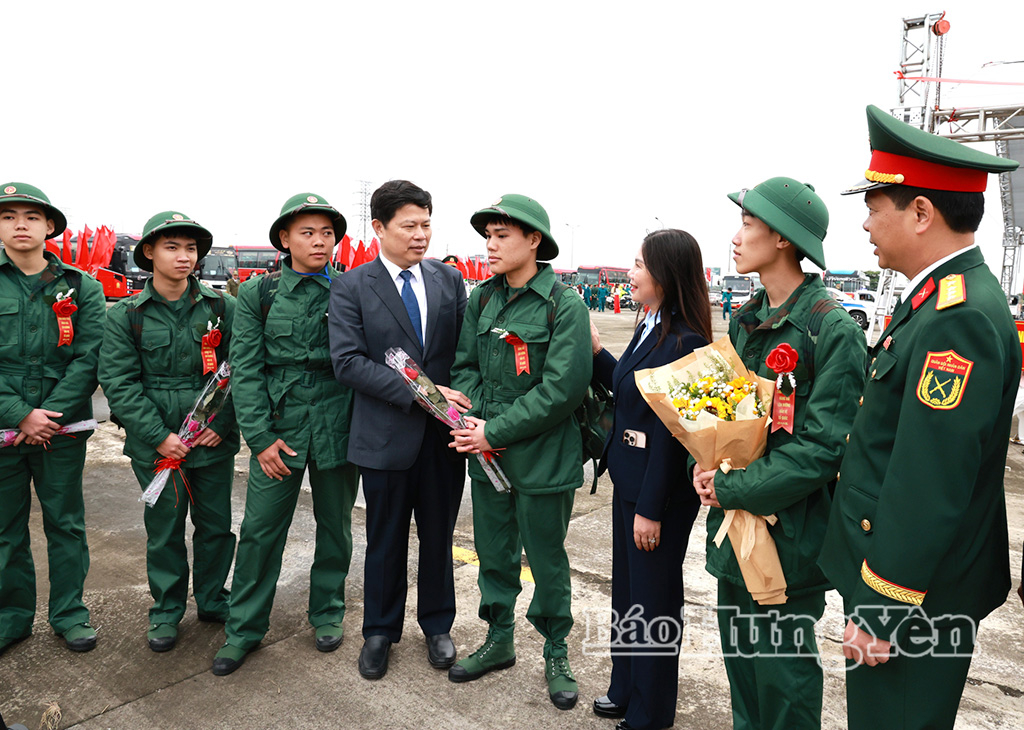 Đồng chí Trần Quốc Toản, Phó Bí thư Thường trực Tỉnh ủy, Chủ tịch Ủy ban MTTQ Việt Nam tỉnh dự lễ giao, nhận quân tại Ban Chỉ huy Phòng thủ khu vực 1 - Yên Mỹ