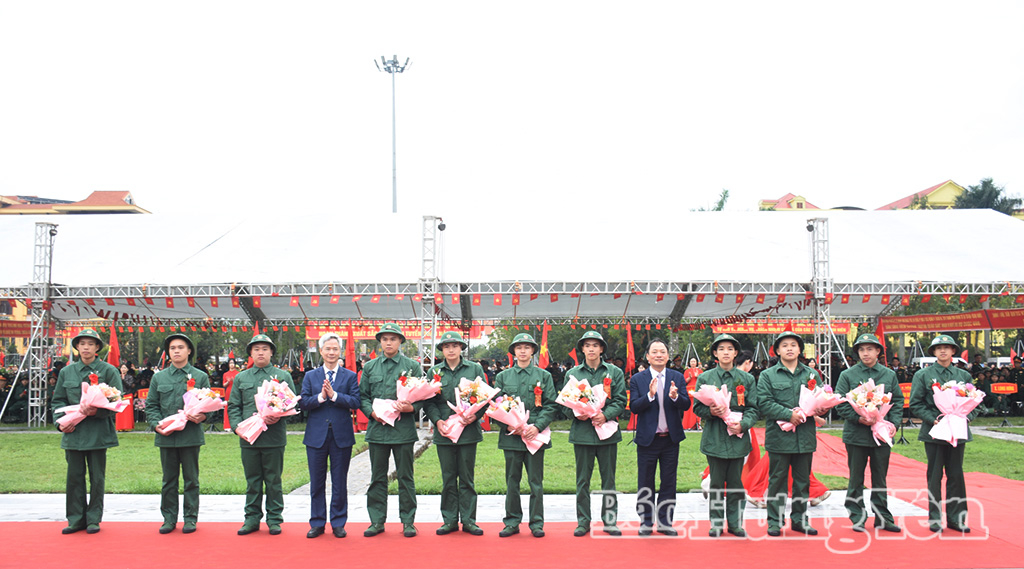 Đồng chí Trần Quốc Văn, Phó Bí thư Tỉnh ủy, Chủ tịch HĐND tỉnh dự lễ giao, nhận quân tại điểm số 04