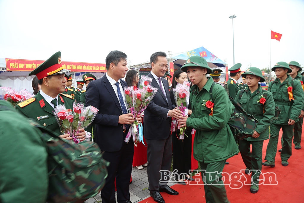 Đồng chí Thứ trưởng Bộ Quốc phòng Nguyễn Quang Ngọc và Bí thư Tỉnh ủy Nguyễn Hữu Nghĩa dự lễ giao, nhận quân tại điểm số 07: Ban Chỉ huy Phòng thủ khu vực 3 - Trà Lý