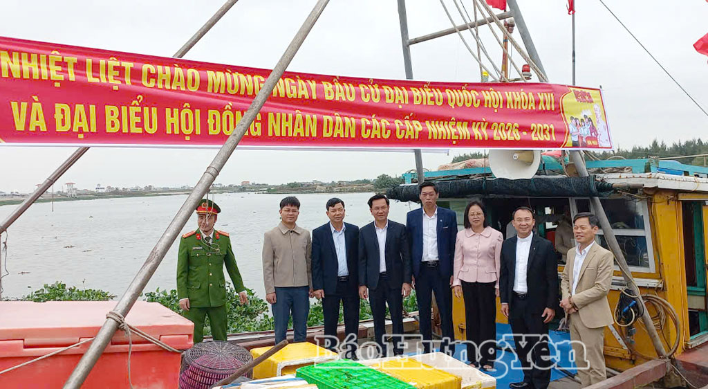 Tuyên truyền lưu động về ngày bầu cử cho ngư dân làng chài tại xã Bình Định
