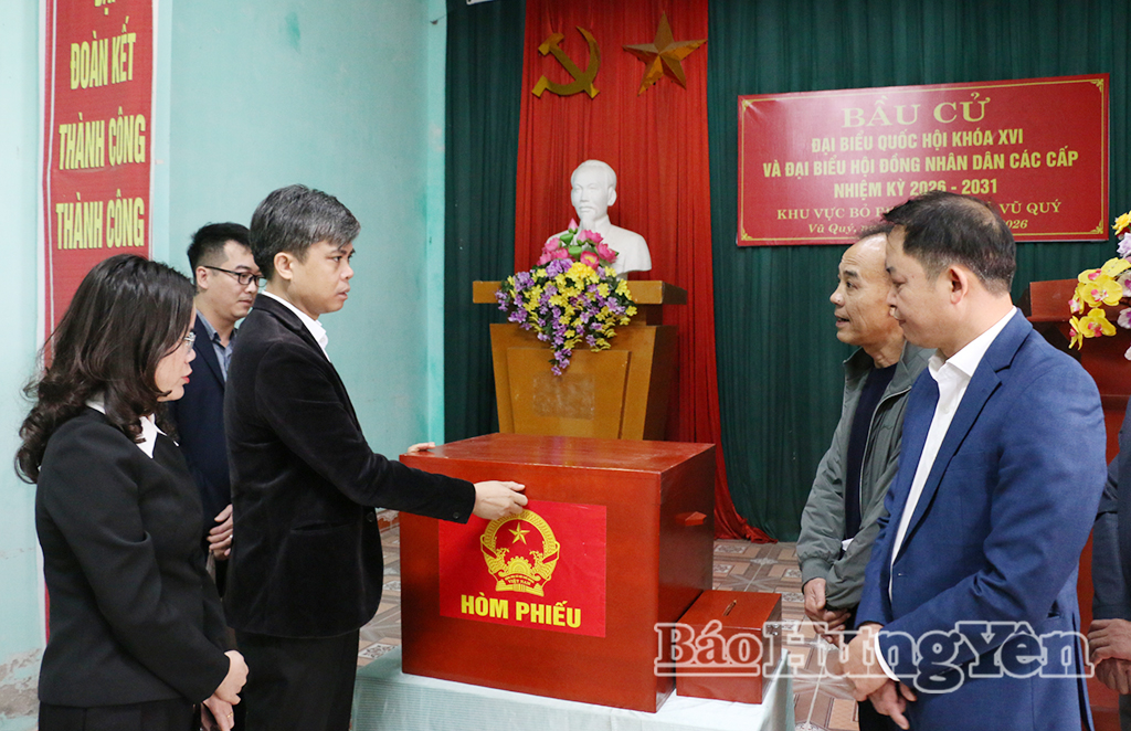 Đồng chí Trưởng ban Tuyên giáo và Dân vận Tỉnh ủy kiểm tra công tác bầu cử tại các xã: Vũ Quý, Bắc Đông Quan, Nam Đông Hưng