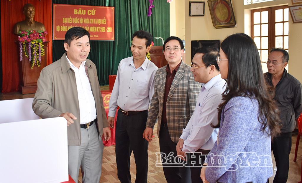 Các đồng chí lãnh đạo tỉnh kiểm tra công tác bầu cử tại xã Tiền Hải