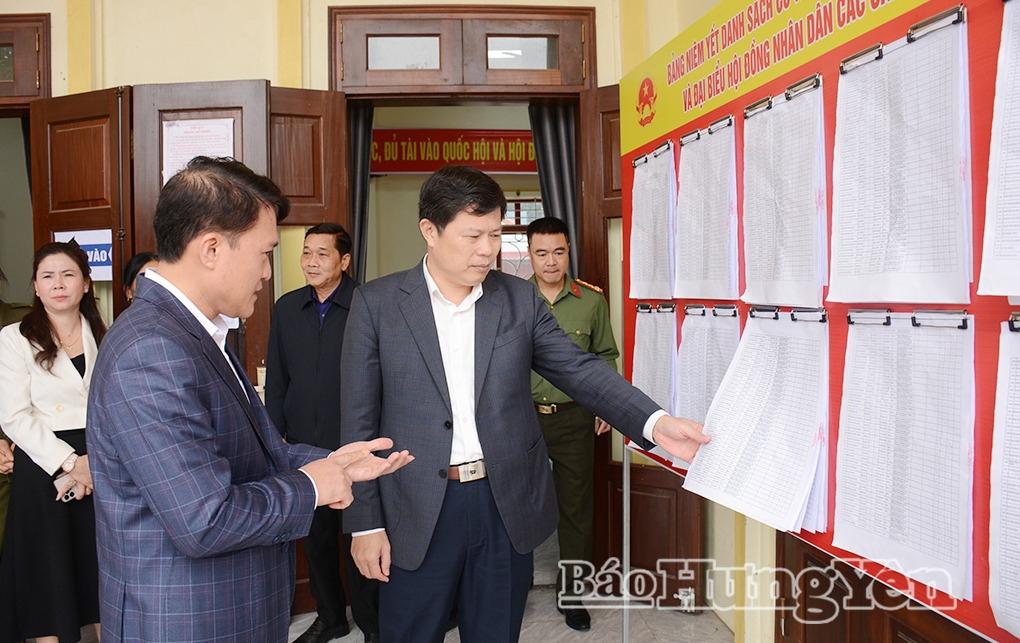 Đồng chí Trần Quốc Toản, Phó Bí thư Thường trực Tỉnh ủy, Chủ tịch Ủy ban MTTQ Việt Nam tỉnh kiểm tra công tác chuẩn bị bầu cử