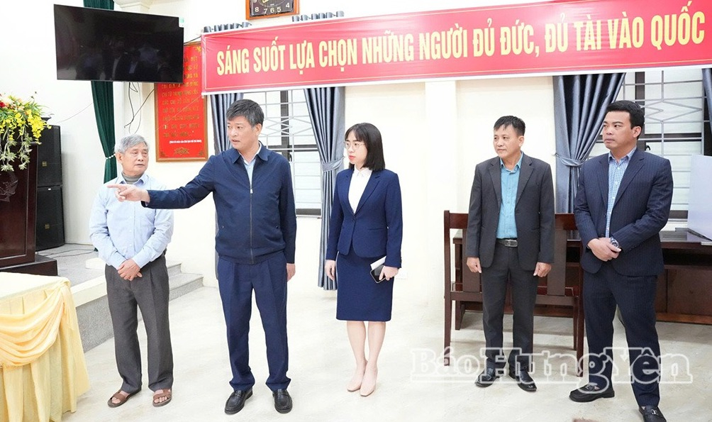 Đồng chí Phó Chủ tịch Thường trực HĐND tỉnh Lê Xuân Tiến kiểm tra công tác bầu cử