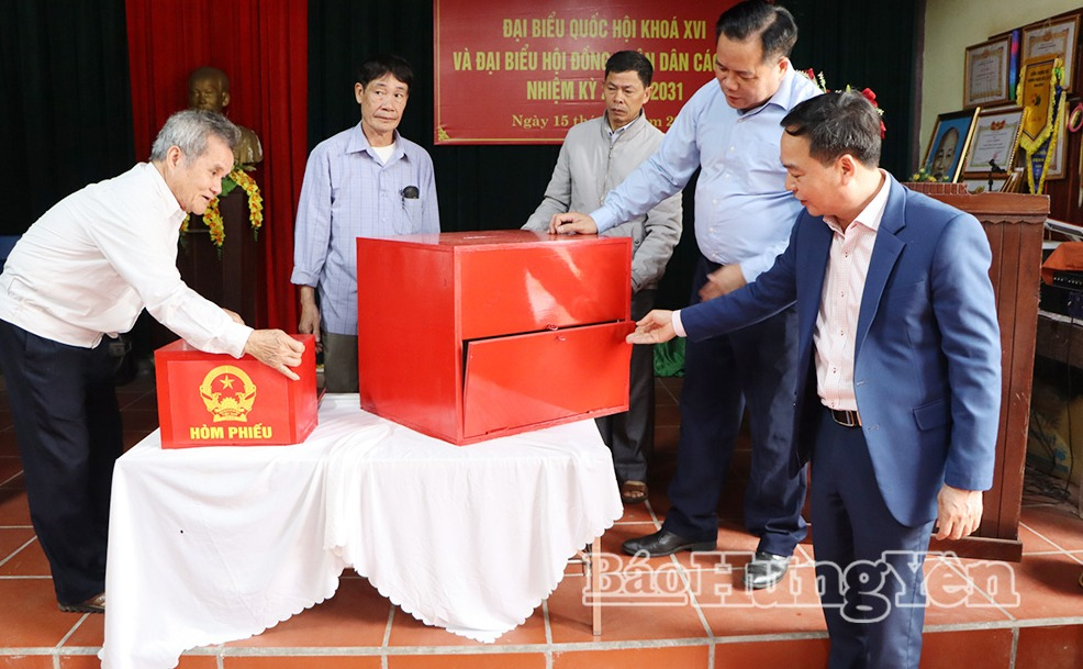 Đồng chí Vũ Ngọc Trì, Phó Chủ tịch HĐND tỉnh kiểm tra công tác chuẩn bị bầu cử tại một số địa phương